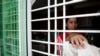 Ilustrasi - Seorang PRT asal Indonesia membersihkan rumah majikannya di Kuala Lumpur, 26 Juni 2009. (REUTERS/Zainal Abd Halim)