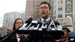 Jaksa Agung negara bagian Washington, Bob Ferguson, memberikan keterangan kepada media, 3 Februari 2017. (AP Photo/Ted S. Warren) 