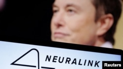 ภาพแสดงให้เห็นโลโก้บริษัท Neuralink และอิลอน มัสก์ มหาเศรษฐีเจ้าของบริษัทสตาร์ทอัพด้านเทคโนโลยีชิปสมอง