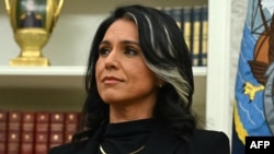 Tulsi Gabbard, Kongressning sobiq a'zosi, 20 yildan oshiq harbiy xizmatda bo'lgan. Oldin demokrat edi, hozirda respublikachi. Barak Obama va Jo Bayden siyosatining ashaddiy tanqidchisi. 