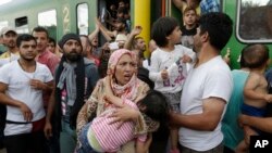 حدود ٣٣٢ هزار پناهجوی اند که به دلیل خشونت و فقر از شرق میانه، آسیا و افریقا در حآل ورود به اروپا می باشند