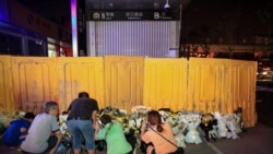河南鄭州市民在被黃色圍欄圍起來的地鐵5號線車站前獻花悼念水災死難者。 （2021年7月26日）