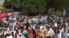 ከሱዳን ወታደራዊ መሪዎች ጋር የወገኑ ሰልፈኞች ቤተመንግሥቱ ደጅ ላይ ተሰብስበው ውለዋል
