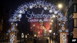 Suasana Natal terlihat di Strasbourg, Perancis timur, 27 November 2020. (Foto: AP)