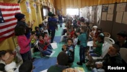 Sirijska deca izbeglice u američkom centru za registraciju u ambasadi SAD u Jordanu, april 2016.