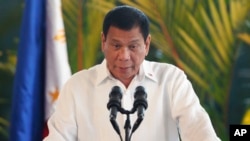 Presiden Filipina Rodrigo Duterte berbicara kepada media di Manila, Selasa (25/10). 