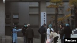 '우한 폐렴' 환자들이 입원해 있는 우한진인탄병원 앞