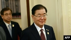 정의용 한국 외교장관(오른쪽)과 서훈 국가안보실장이 지난 21일 워싱턴 백악관에서 열린 미군 한국전 참전용사 명예훈장 수여식에 참석했다.