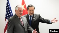 렉스 틸러슨 미국 국무장관(왼쪽)과 왕이 중국 외교부장이 지난달 17일 독일 본에서 양자회담을 가졌다. 사드 문제가 동북아에서 미-중 간 전략적 경쟁의 핵심 사안으로 인식되면서 한국 정부는 미-중 갈등 구조 속에서 선택의 딜레마에 빠지는 상황이 되었다.