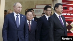 (Kiri ke kanan) Presiden Rusia Vladimir Putin, Presiden Mongolia Tsakhia Elbegdorj dan Presiden China Xi Jinping tiba di KTT BRICS di Ufa, Rusia (9/7).