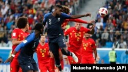 Samjuel Umtiti postiže jedini gol na utakmici Francuska - Belgija, kojim je svom timu osigurao plasman u finale Svetskog kupa u Rusiji (Foto: AP/Natacha Pisarenko)