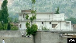 Anggota pasukan elit Navy SEAL menyita berbagai dokumen dari kompleks bin Laden di kota Abbottabad, Pakistan.