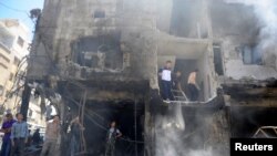 Masjid Syiah yang hancur akibat serangan bunuh diri di pinggir Damaskus.