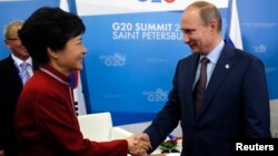 지난 9월 러시아 상트페테르부르크에서 열린 G20 정상회담에서 한-러 정상이 양자회담이 열린 가운데, 블라디미르 푸틴 러시아 대통령(오른쪽)과 박근혜 한국 대통령이 악수하고 있다.