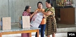 Sosialisasi tata cara pencoblosan surat suara kepada warga desa Maliwuko, Kabupaten Poso, Sulawesi Tengah. (14/4) (Foto: VOA/Yoanes Litha)