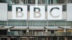 ARHIVA - Ulaz u sedište Britanskog javnog servisa u Londonu