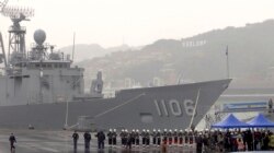 Para pelaut dan marinir berjaga di depan fregat berpeluru kendali Taiwan di pangkalan angkatan laut Taiwan di pelabuhan utara Keelung, Senin, 8 Maret 2021. (AP Photo/Johnson Lai)