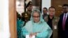 Mantan Perdana Menteri Bangladesh Sheikh Hasina tampak memeriksa jam tangannya saat menunggu giliran untuk menggunakan hak pilihnya di salah satu tempat pemungutan suara di Dhaka, Bangladesh, pada 7 Januari 2024. (Foto: AP/Altaf Qadri)