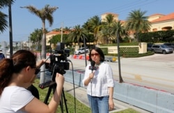 Reporter Voice of America memberi laporan dari depan Eau Palm Beach Resort and Spa tempat Presiden China Xi Jinping menginap di Manalapan, Florida, 5 April 2017.