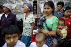 ကချင်ပြည်နယ် မြစ်ကြီးနားမြို့ IDP ကမ့်ပ်အတွင်းမှ ကချင်စစ်ဘေးရှောင် ဒုက္ခသည်အချို့။ (ဇူလိုင် ၃၀၊ ၂၀၁၅)