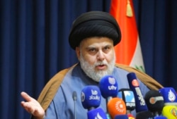 Ulama Syiah ternama Irak, Moqtada al-Sadr berbicara kepada media di Najaf, Irak (foto: dok).