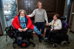 Kosutradara Jim LeBrecht (kiri) dan Nicole Newnham (tengah) dari film dokumenter "Crip Camp" berpose dengan subjek film Judith Heumann dalam Sundance Film Festival di Park City, Utah, 24 Januari 2020. (Foto: dok).