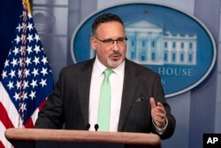 Miguel Cardona berbicara selama konferensi pers di Gedung Putih di Washington. (Foto: AP)