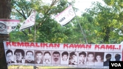 Poster dengan foto 13 aktivis pro demokrasi tahun 1997/1998 yang hingga kini masih hilang. (foto ilustrasi: VOA/Fathiyah Wardah).