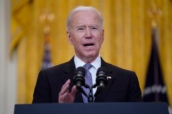 Presiden Joe Biden berbicara tentang distribusi vaksin COVID-19, di Ruang Timur Gedung Putih, Senin, 17 Mei 2021, di Washington. (Foto: AP/Evan Vucci)