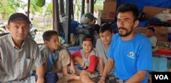 Ali Reza, pengungsi Afghanistan kelahiran Iran (baju biru) sering mengungsi dari satu negara ke negara lain. Ia berharap IOM dan UNHCR serius membantunya mendapatkan kewarganegaraan. (Foto: Sasmito/VOA)