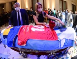 Ibu negara Argentina, Fabiola Yanez meletakkan bunga di peti jenazah legenda sepak bola Diego Maradona, didampingi Presiden Argentina Alberto Fernandez di Istana Presiden Casa Rosada, di Buenos Aires, Argentina, 26 November 2020.
