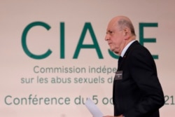 Jean-Marc Sauve dalam penerbitan laporan oleh komisi independen tentang pelecehan seksual oleh pejabat gereja (CIASE), di Paris, Prancis, 5 Oktober 2021.