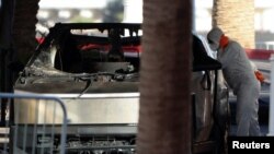 Petugas memeriksa Tesla Cybertruck yang terbakar di luar pintu masuk Trump Tower di Las Vegas, pada 1 Januari 2025. (Foto: Reuters/Ronda Churchill)