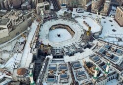 Pandangan udara menunjukkan Masjidil Haram, yang ditinggalkan pada hari pertama bulan puasa Ramadhan, di kota suci Saudi, Mekah, pada 24 April 2020, selama krisis pandemi virus corona. (Foto: AFP/Bandar Aldandani)