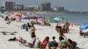 Para pengunjung mendatangi pantai sambil mempraktikan menjaga jarak aman untuk mencegah penularan virus coroa di Pantai Clearwater, Blorida, 4 Mei 2020. (Foto: AP)