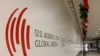 Logo Američke agencije za globalne medije u zgradi Glasa Amerike u Vašingtonu. 