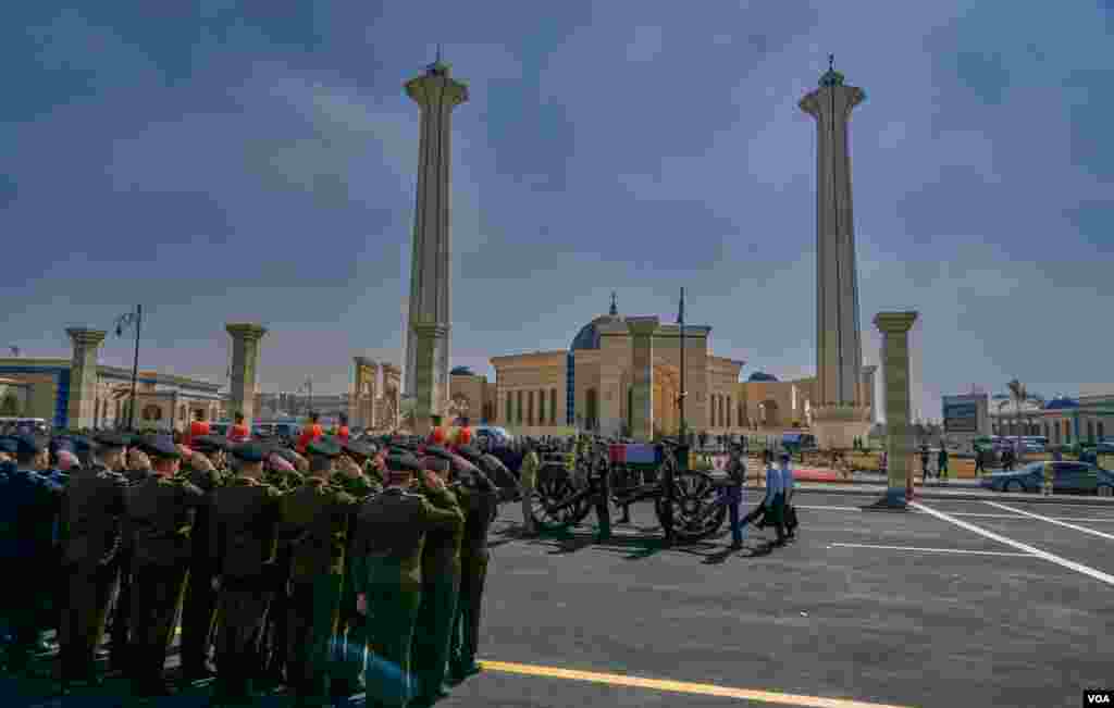 Soldiers salute Mubarak's casket at the El-mosheir Tantawy mosque. (Hamada Elrasam/VOA)