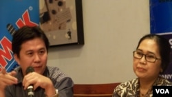 Ade Irawan dari Indonesian Corruption Watch (kiri).