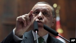 Presiden Turki Recep Tayyip Erdogan berbicara di depan anggota parlemen Turki di Ankara, Selasa (16/1). 