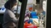 Seorang petugas laboratorium sedang menyiapkan medium untuk menumbuhkan virus di laboratorium Lembaga Biologi Molekuler Eijkman di Jakarta, 31 Agustus 2016. (Foto: Reuters). 