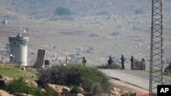 Tentara Israel berjaga di pos pemeriksaan tempat militer mengatakan seorang penyerang menembaki pangkalan militer dekat desa Tayasir di Tepi Barat utara, Selasa, 4 Februari 2025. (Majdi Mohammed/AP)