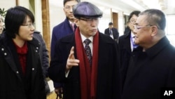 북핵 6자 회담 중국 수석대표인 우다웨이 외교부 한반도사무특별대표(가운데)가 2일 북한을 전격 방문했다. 이날 오후 평양국제공항에 도착한 모습. 오른쪽은 박성일 북한 외무성 미주국 부국장.