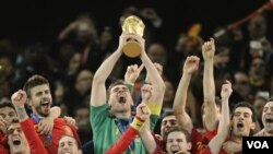 Juara Piala Dunia 2010 Spanyol masih menempati posisi puncak dalam daftar peringkat dunia yang dikeluarkan FIFA hari Rabu (15/12).