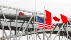 Sebuah truk melintasi Blue Water Bridge menuju Port Huron, Michigan dari Sarnia, Ontario, Kanada, 18 Maret 2020. (AP/Paul Sancya). 