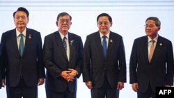 2024年10月10日，在万象举行的东盟峰会期间，(从左至右）韩国总统尹锡悦、日本首相石破茂、老挝总理宋赛-西潘敦和中国国务院总理李强在第27届东盟+3 峰会上合影留念。