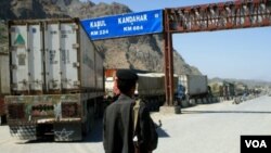 Seorang tentara Pakistan menjaga perbatasan Pakistan-Afghanistan tempat truk-truk NATO biasa mengisi pasokan bagi pasukannya di Afghanistan (foto: dok).
