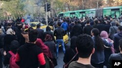 Aksi protes oleh para mahasiswa di Teheran, Iran, hari Sabtu (30/12). 