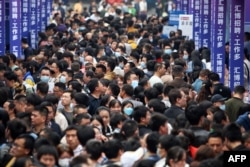 大批青年在重慶舉辦的一個招聘會上尋找工作。 （2023年4月11日）