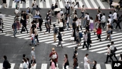 Warga mengenakan masker saat melintasi penyeberangan jalan Shibuya, Tokyo, Jepang, di tengah pandemi Covid-19, 9 Juli 2020. (Foto: dok).