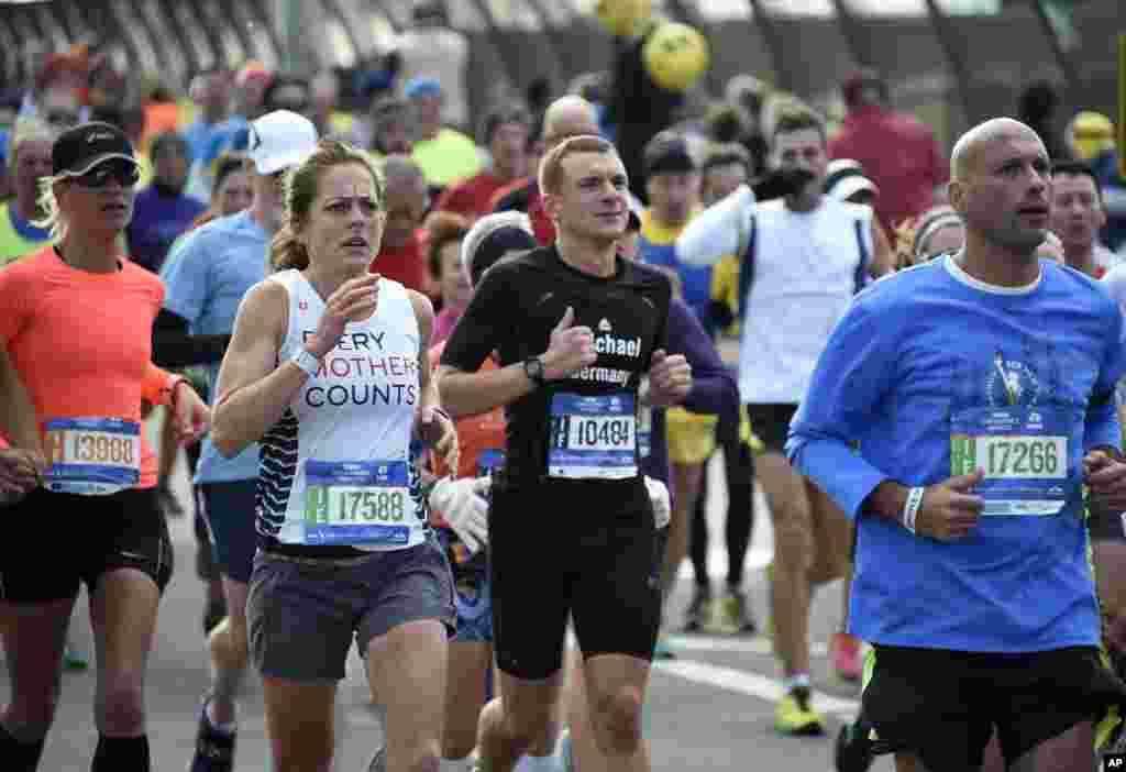 Runners cross the Pulaski Bridge to enter the Queens borough of New York during the New York City Marathon Nov. 2, 2014, in New York.